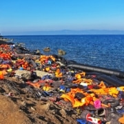 Видеозапись захвата и жестокого обращения с беженцами береговой охраной Греции.